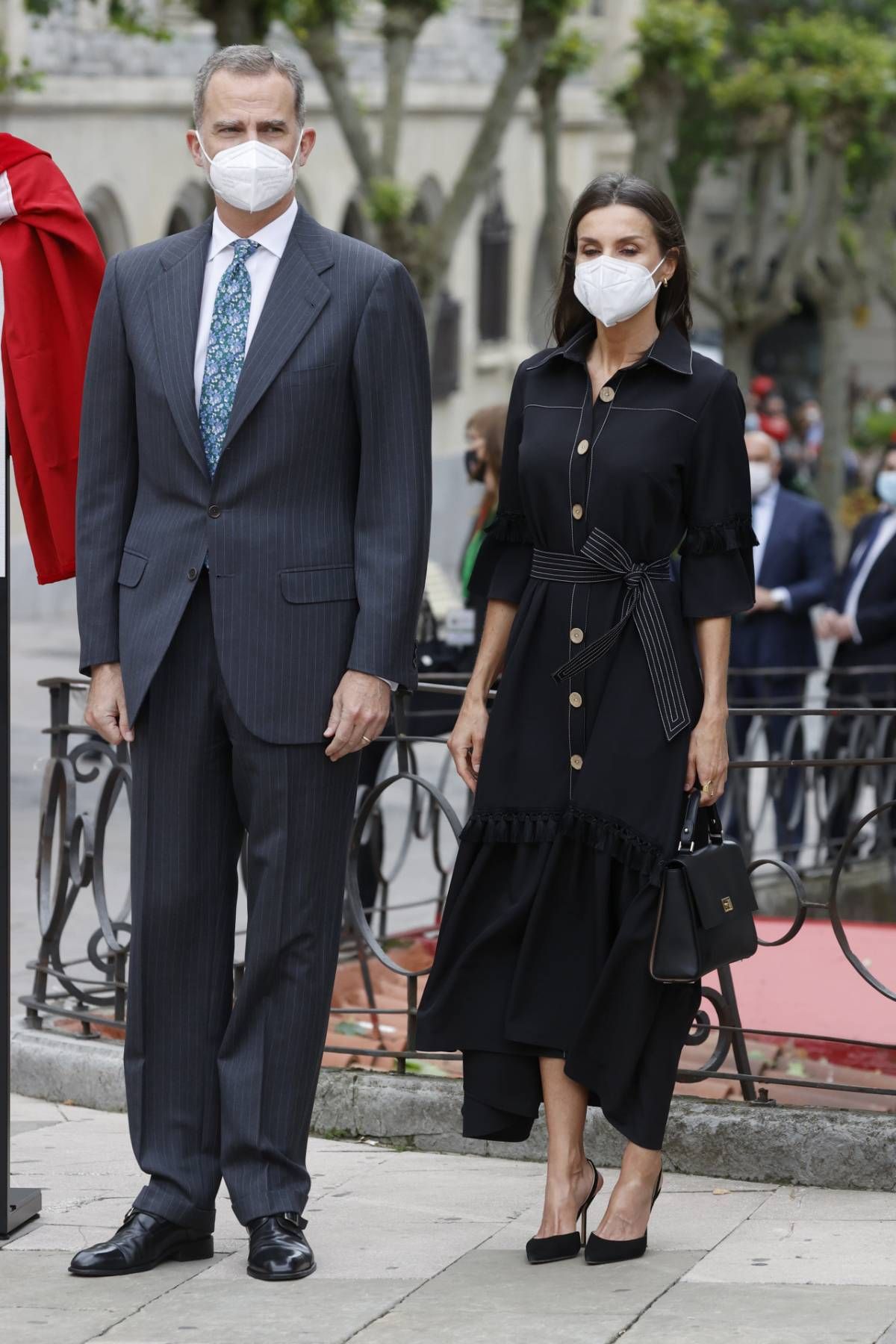 El rey Felipe VI y la reina Letizia, con vestido camisero negro de Leyre Doueil, en Vitoria