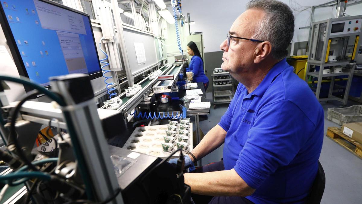 Un trabajador entrado en la sesentena.