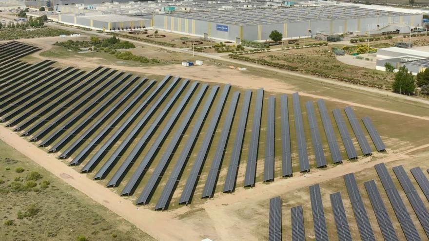 Vista aérea de la instalación fotovoltaica que rodea la planta automovilística de Stelletantis en Figueruelas (Zaragoza)