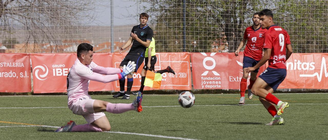 Rayco, autor del primer gol del Diocesano, intenta superar a Iturbe, portero del Atlético B.