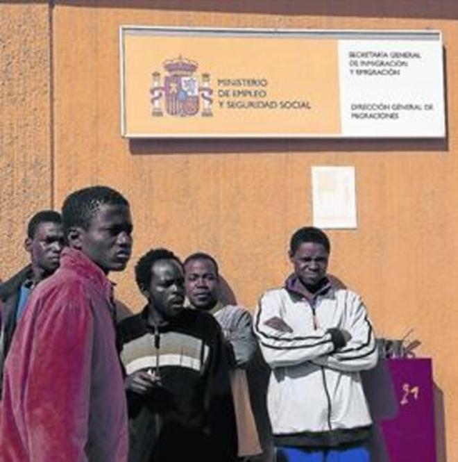 Un grupo de subsaharianos, en el CETI de Melilla.