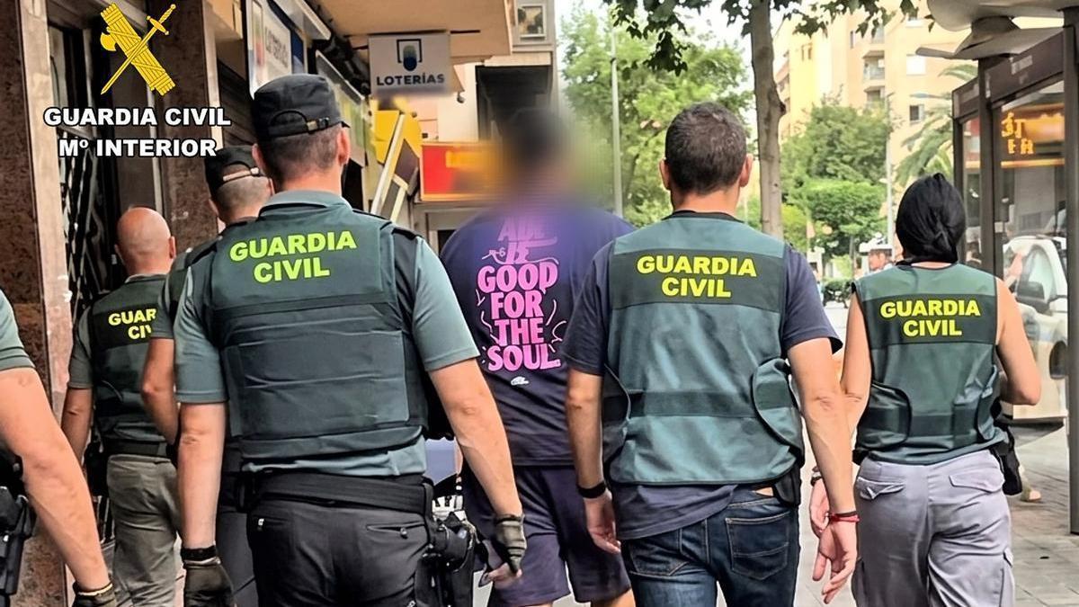 Agentes de la Guardia Civil, con uno de los detenidos.