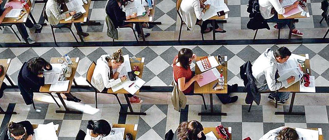 Opositores durante un examen.