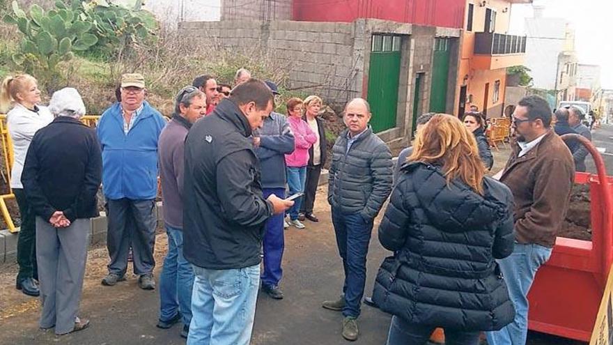 Un grupo de residentes, concentrados en la mañana de ayer.