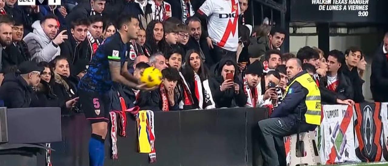 Lucas Ocampos en el momento en el que el joven aficionado del Rayo trata de introducir el dedo en el ano del jugador del Sevilla