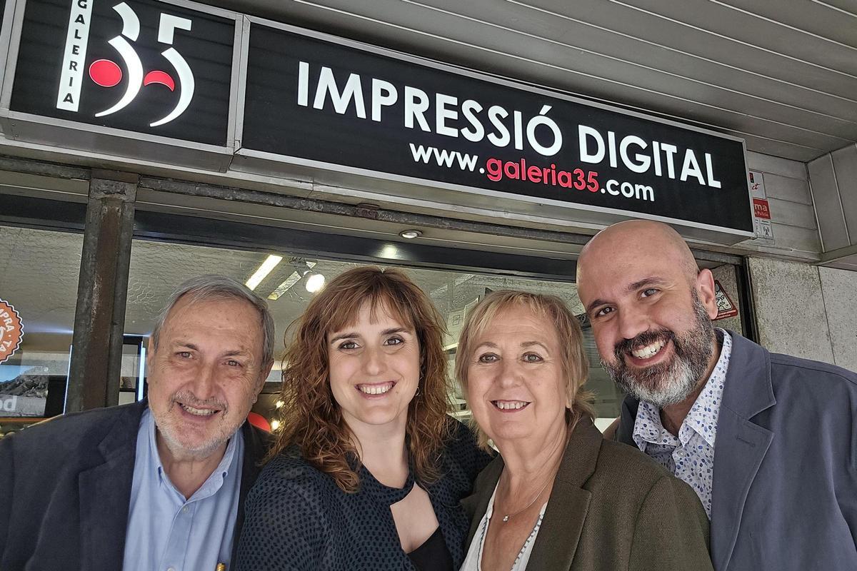 La nova generació de Galeria 35 davant de la botiga