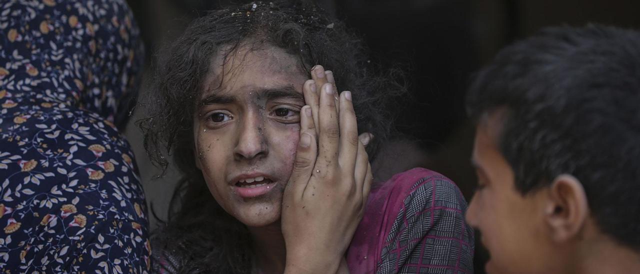 Una nena palestina ferida després d’un atac aeri israelià al camp de refugiats de Nuseirat, al centre de la Franja de Gaza.  | MOHAMMED SABER / EFE