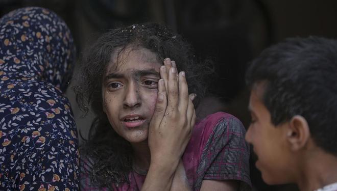 Una nena palestina ferida després d’un atac aeri israelià al camp de refugiats de Nuseirat, al centre de la Franja de Gaza.  | MOHAMMED SABER / EFE