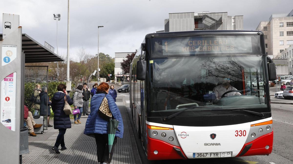 Un autobús de la línea 1 en la cabecera del hospital de Cabueñes