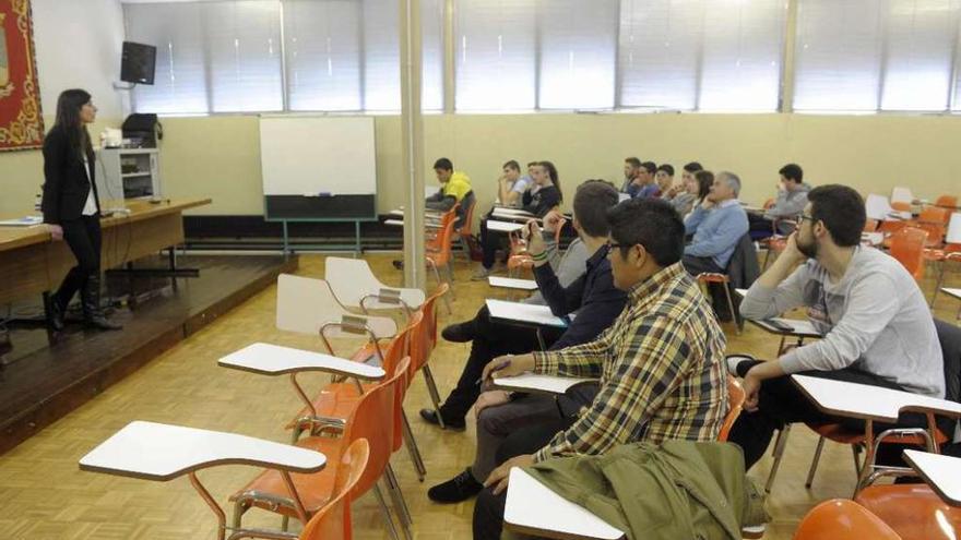 Ana María Alzate imparte a última charla de &#039;A Coruña Emprende&#039; na Universidade Laboral.