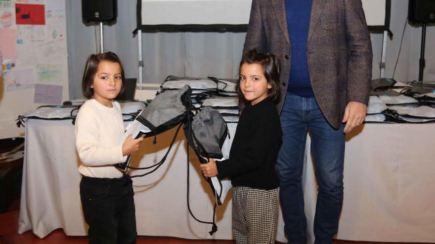 Dos niñas premiadas y el edil Gonzalo Castro, ayer. | // IAGO LÓPEZ