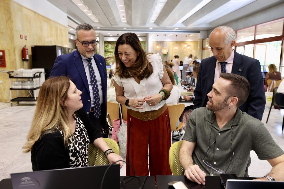 Imagen del centro de coordinación de las oposiciones docentes de Andalucía, a sábado 20 de junio de 2026, en Sevilla (Andalucía, España). Trabajos en el Centro de coordinación de las oposiciones docentes, que tienen lugar en Andalucía con más de 21.300 aspirantes, con la presencia de a consejera de Desarrollo Educativo y Formación Profesional en funciones y titular de la Consejería de Universidad, Investigación e Innovación, María del Carmen Castillo. 20 JUNIO 2026 Esther Lobato / Europa Press 20/06/2026. Europa Press