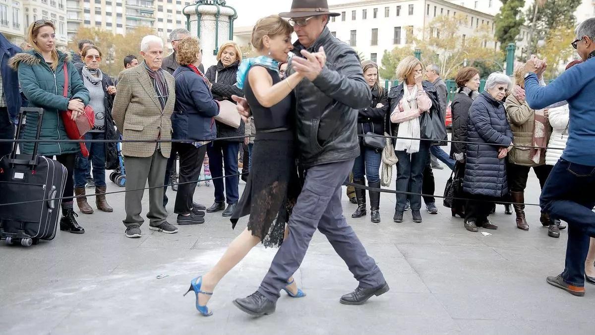 Un pareja baila un tango en las calles de València.