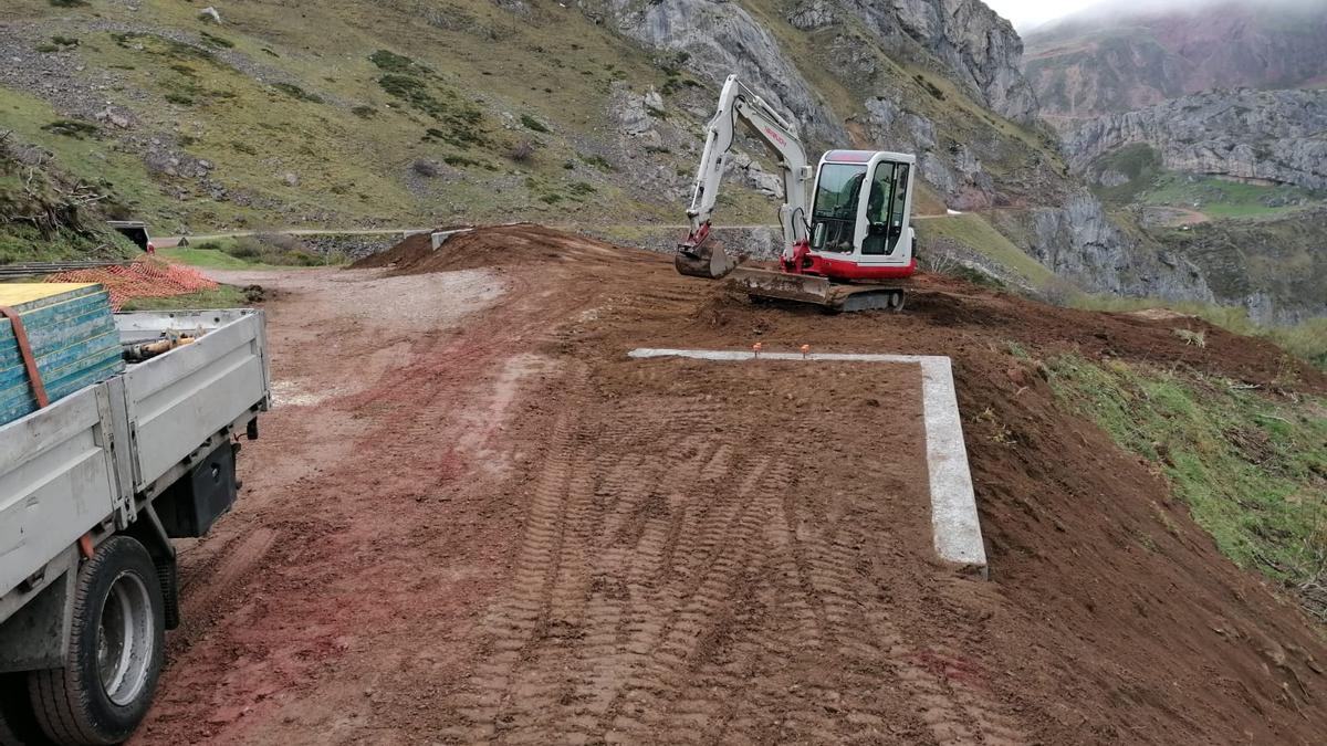 Obras en el alto de La Farrapona para instalar el mirador.
