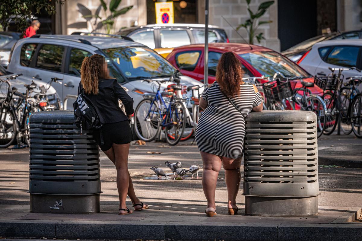 DOS MUJERES EJERCIENDO LA PROSTITUCION EN BARCELONA