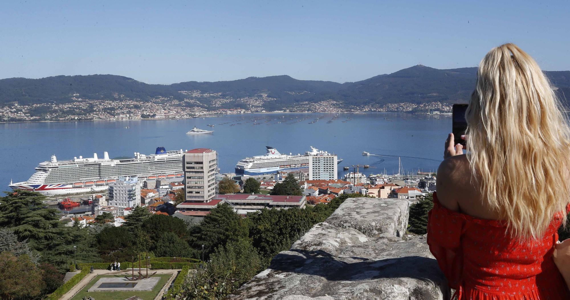 Miles de cruceristas desembarcan en Vigo