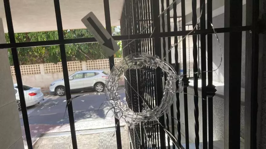 Impactos de bala en el edificio donde se produjo el tiroteo con una víctima mortal en la calle Bergantín de Torrevieja (19 /4/2026)
