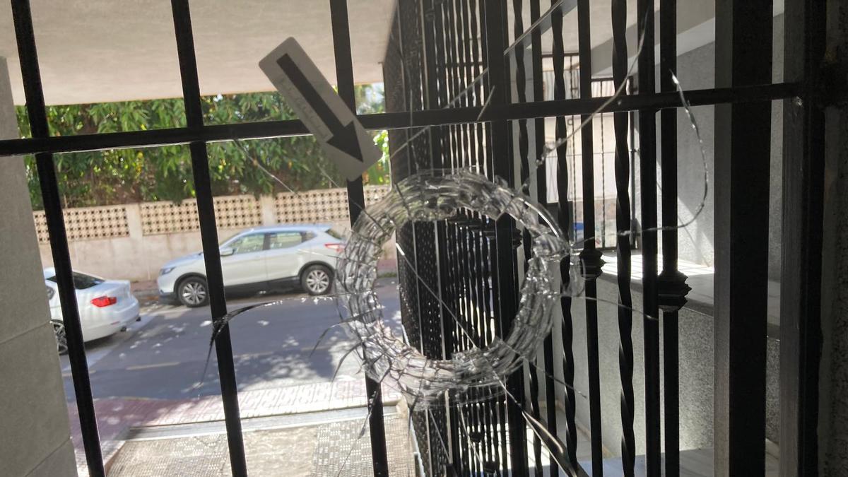 Impactos de bala en el edificio donde se produjo el tiroteo con una víctima mortal en la calle Bergantín de Torrevieja (19 /4/2026)