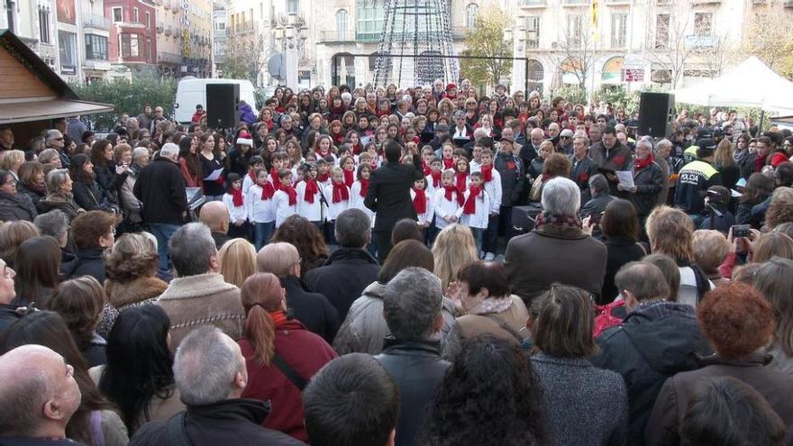 Les corals de Figueres han cantat per La Marató