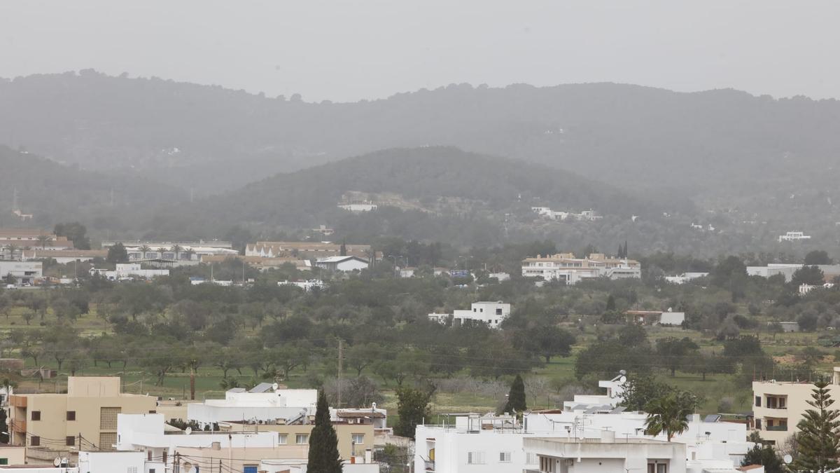 La calima cubre el cielo de Ibiza.