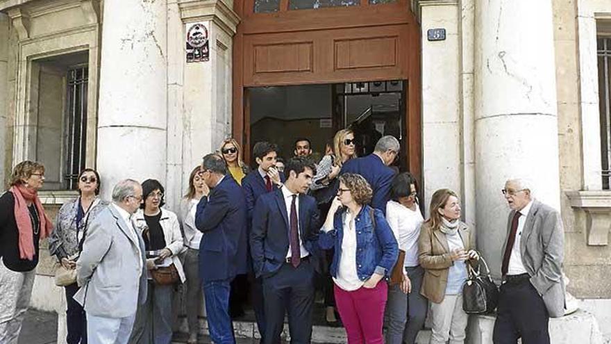 Concentración de jueces y fiscales ayer en Vía Alemania.