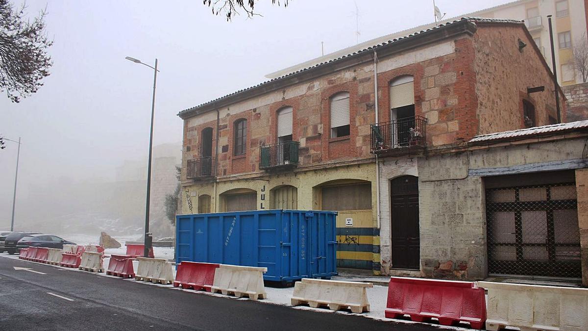 Edificio número 37 de la avenida de la Feria, que será derribado en próximas fechas