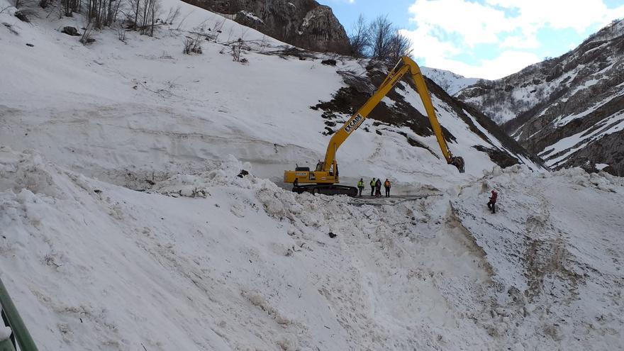 Las viseras antialudes de San Isidro estarán colocadas en 2026, un lustro después de la última avalancha mortal