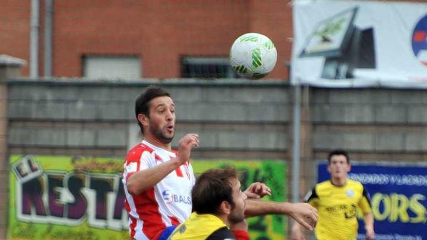 Omar disputa un balón en el duelo ante el Llanera.