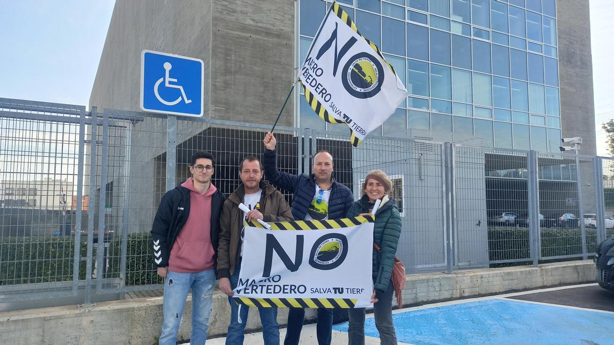 Integrantes de la plataforma Salva tu Tierra, ayer en Mérida, para presentar las alegaciones.