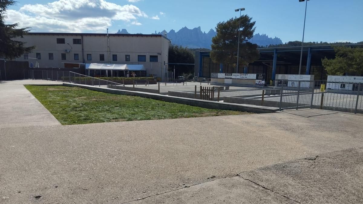 Instal·lacions esportives de Sant Vicenç, amb el pavelló on hi ha el gimnàs, al fons