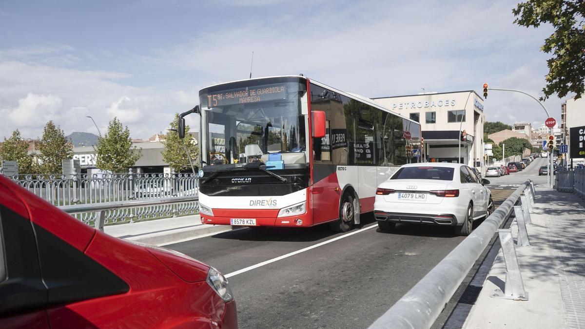 Un bus interurbà  circulant per Manresa