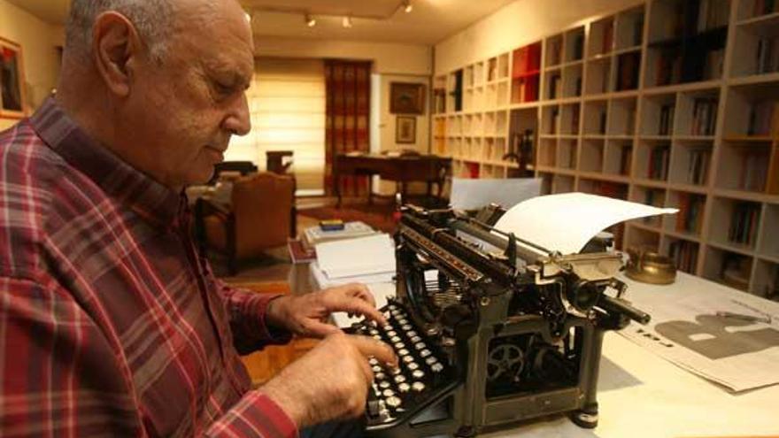 Ferrín, na súa casa de Vigo, ante a máquina de escribir Underwood.