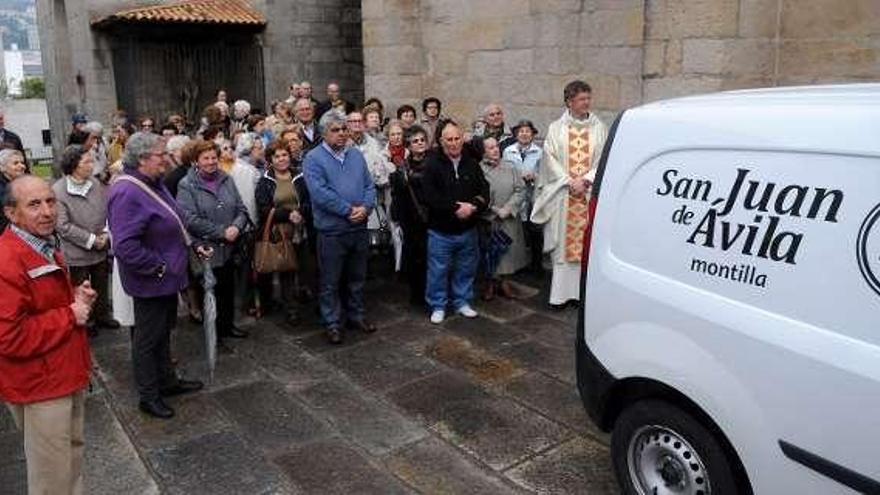 Los fieles ante la furgoneta que traslada el relicario por España. //G.S.