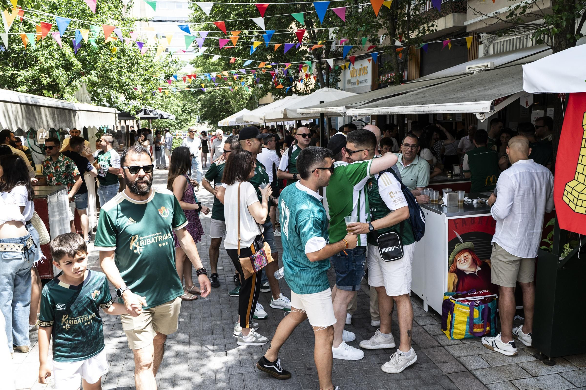 Fotogalería | Ambiente en la Feria de Día de Cáceres marcado por el partido del Cacereño: búscate en las imágenes
