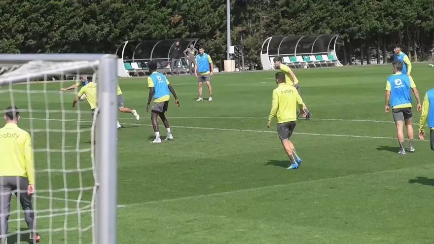 El Racing de Santander entrena antes de jugarse este sábado el ascenso a Primera