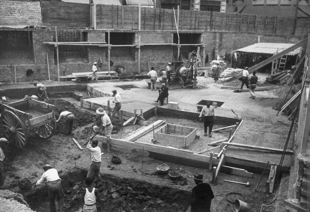 Los operarios del acero   Las 45 fotografías  realizadas entre 1935 y 1936, permiten conocer los métodos de construcción de la época, los materiales utilizados (cemento y acero, principalmente), los medios de transporte (carretas tiradas por burros) o las condiciones laborales de los trabajadores, que no disponían de grandes medidas de seguridad (sin casco, por ejemplo) y vestían con ropa de calle. Las fotografías de esta página muestran los trabajos en el sótano del edificio.