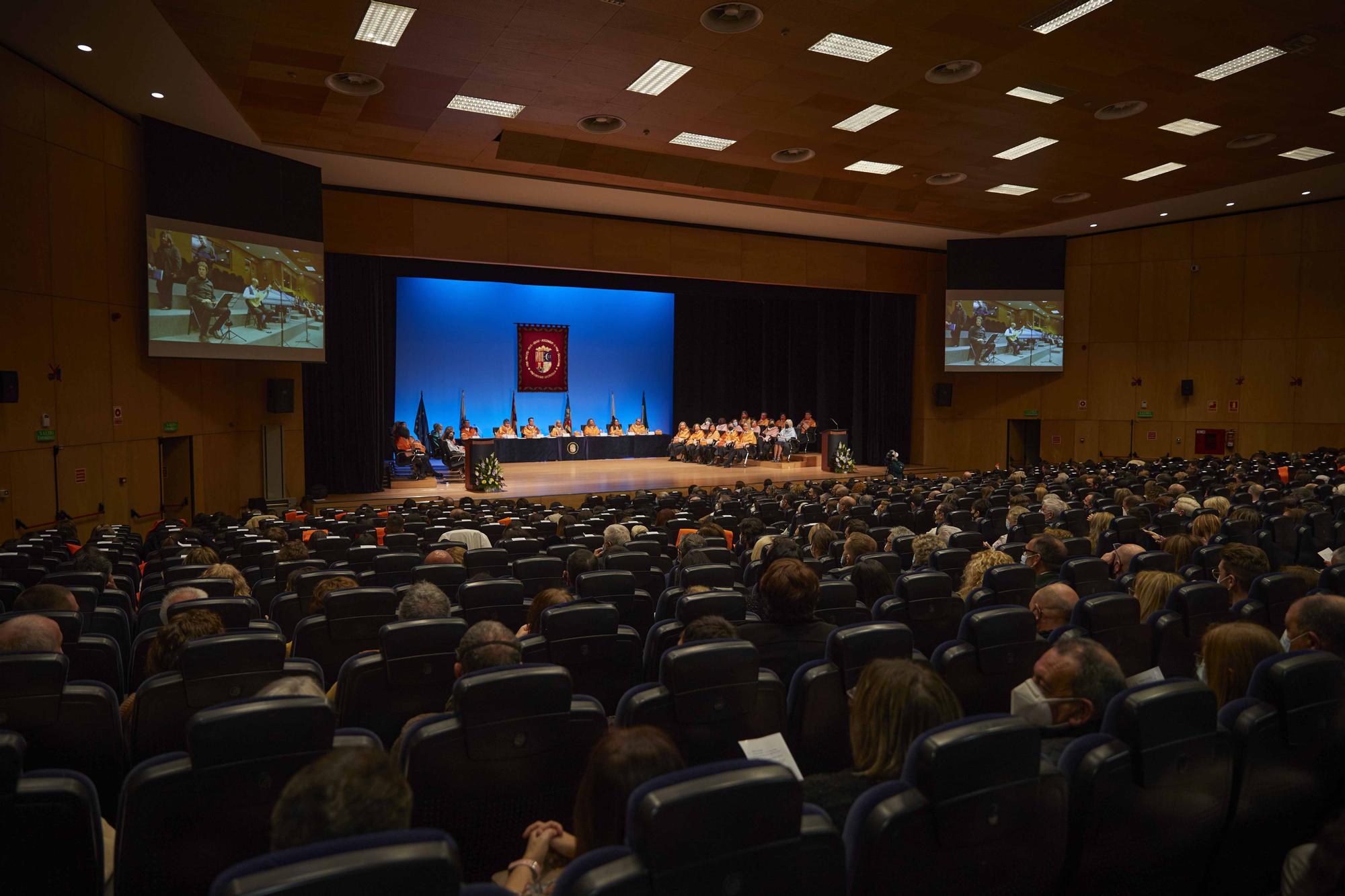 Acto de graduación de los estudiantes que han finalizado sus estudios en los grados en Publicidad y Relaciones Públicas, Trabajo Social, Sociología y en los másteres universitarios en Comunicación e Industrias Creativas, Innovación Social y Dinámicas de Cambio y Comunicación Digital.