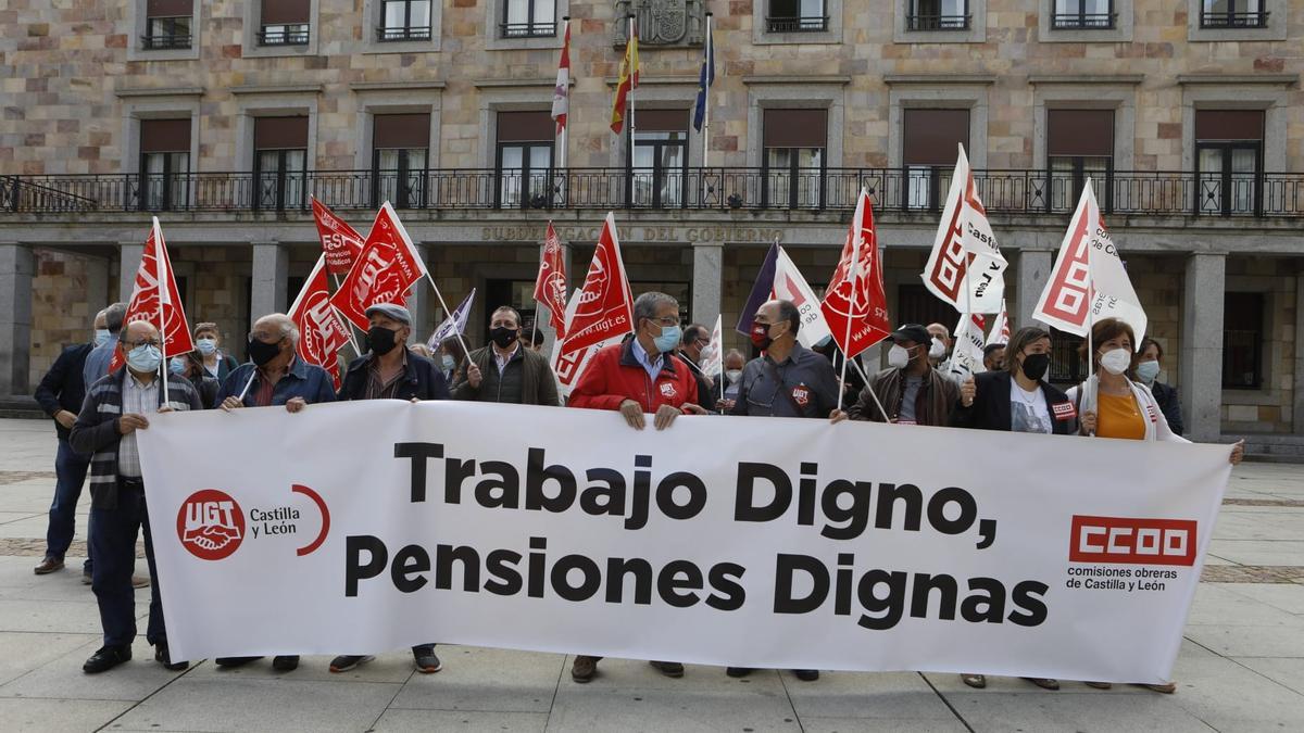 Concentración de jubilados en la plaza de la Constitución.