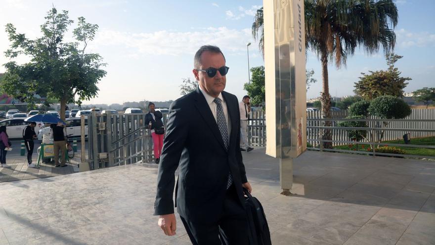 José María Muñoz, administrador judicial del Málaga CF, entrando en los Juzgados.