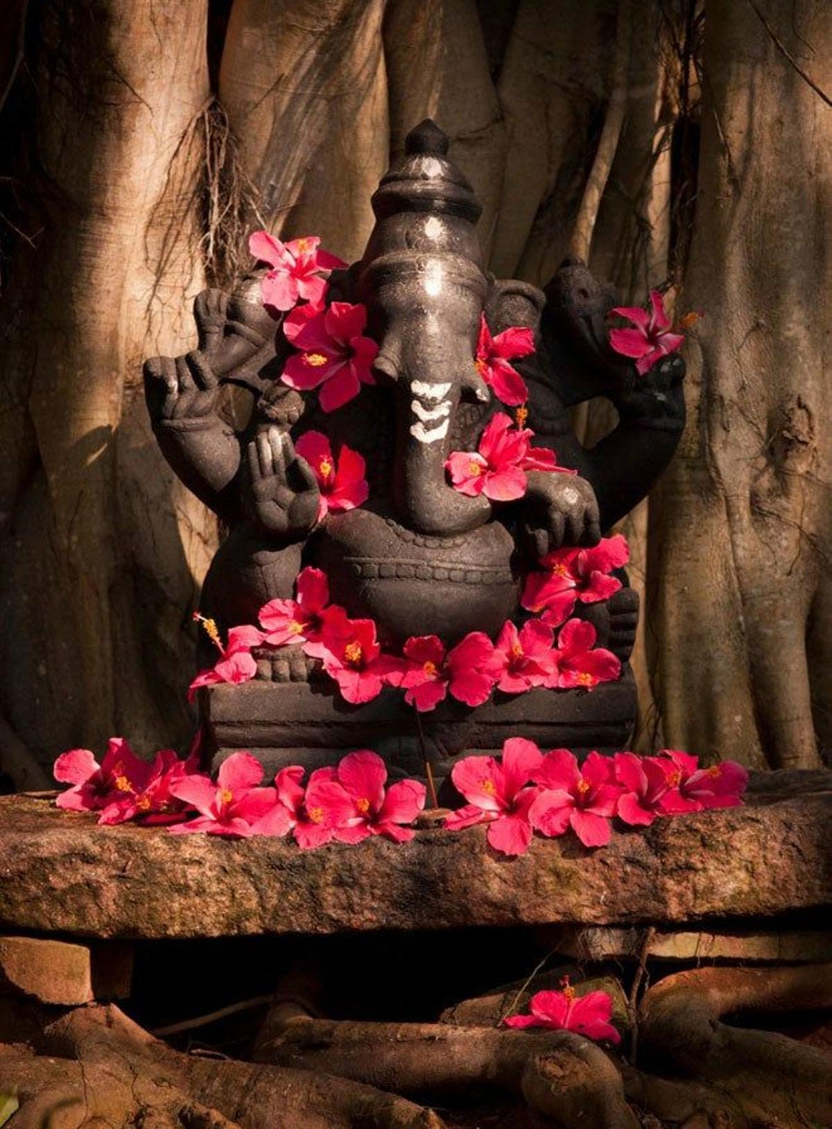 Estatua de Ganesha adornada con flores en Thiruvananthapuram.