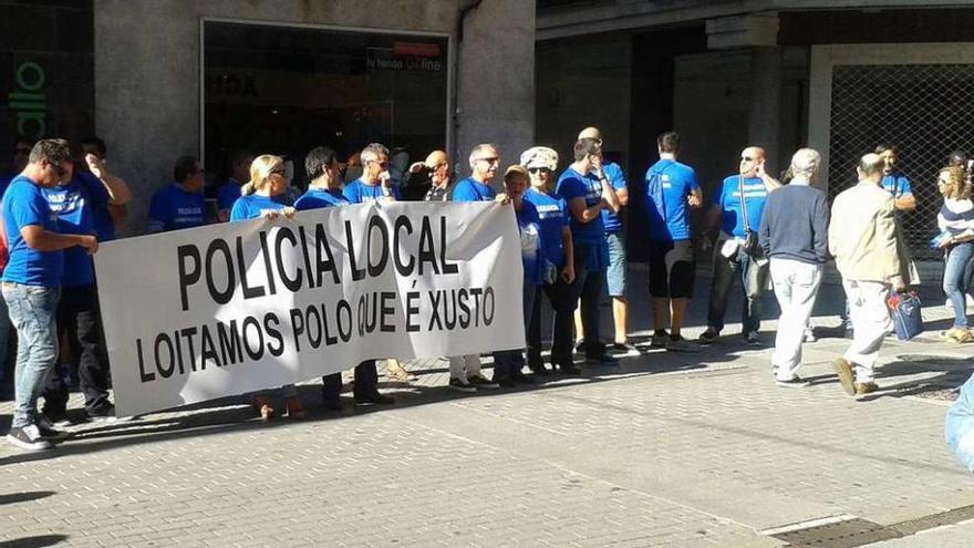 Algunos de los policías, con su pancarta reivindicativa, ayer en Michelena. // G. Santos