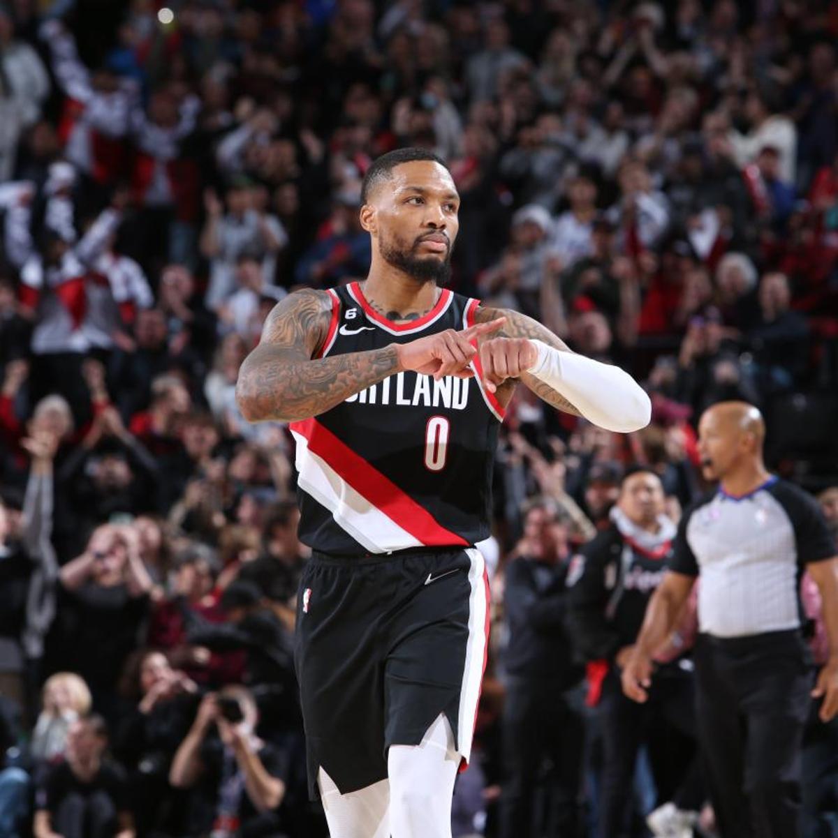 Damian Lillard después de anotar el triple al final del partido.