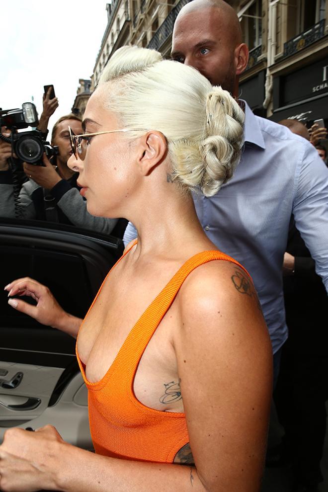 Lady Gaga se apunta a la moda del 'sideboob'