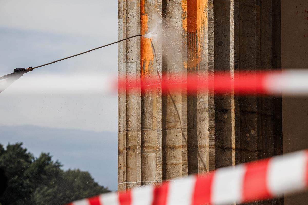 Berlín limpia la Puerta de Brandeburgo tras la protesta de activistas climáticos