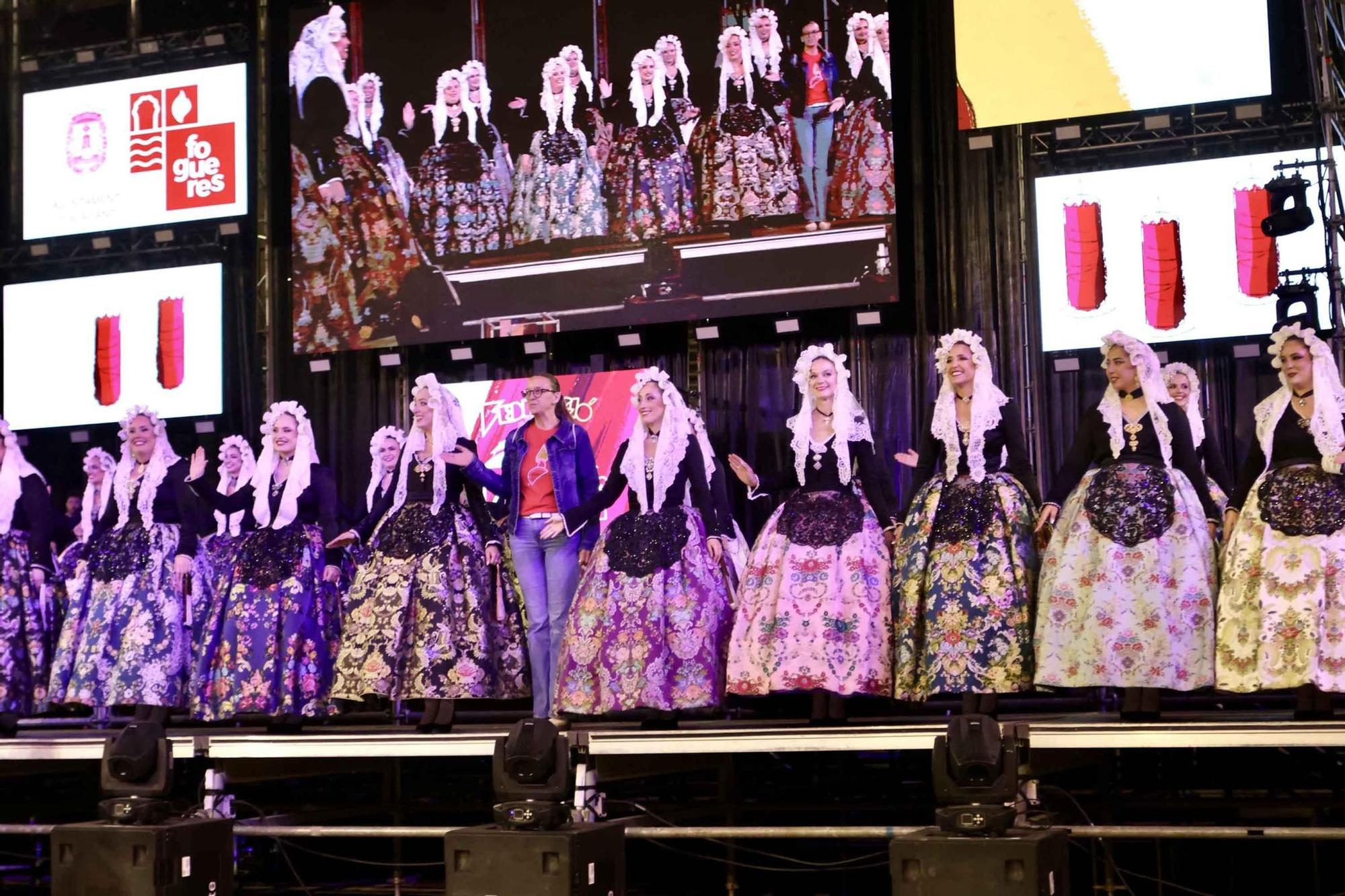 Las candidatas a Bellea del Foc 2025 ensayan con el traje de novia alicantina en la plaza de toros de Alicante