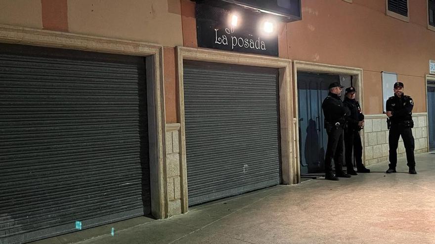 La Policía Local de la Vall se desplegó junto al local para impedir su apertura.