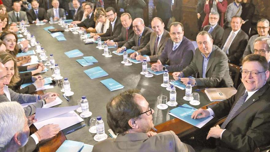 La treintena de diputados y senadores valencianos en la reunión presidida por Ximo Puig .