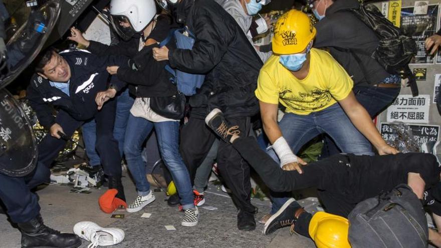 Policías reprimen a los manifestantes en Hong Kong.