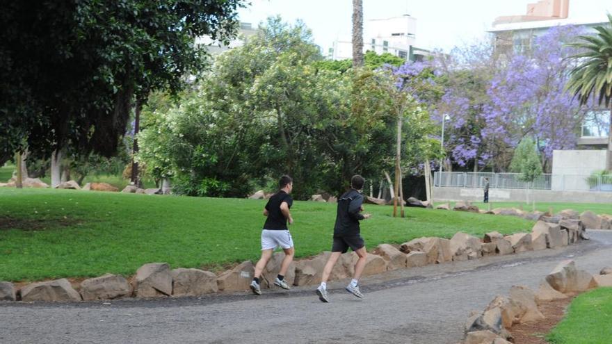 Ciudadanos practicando deporte en el parque de La Granja, en Santa Cruz.