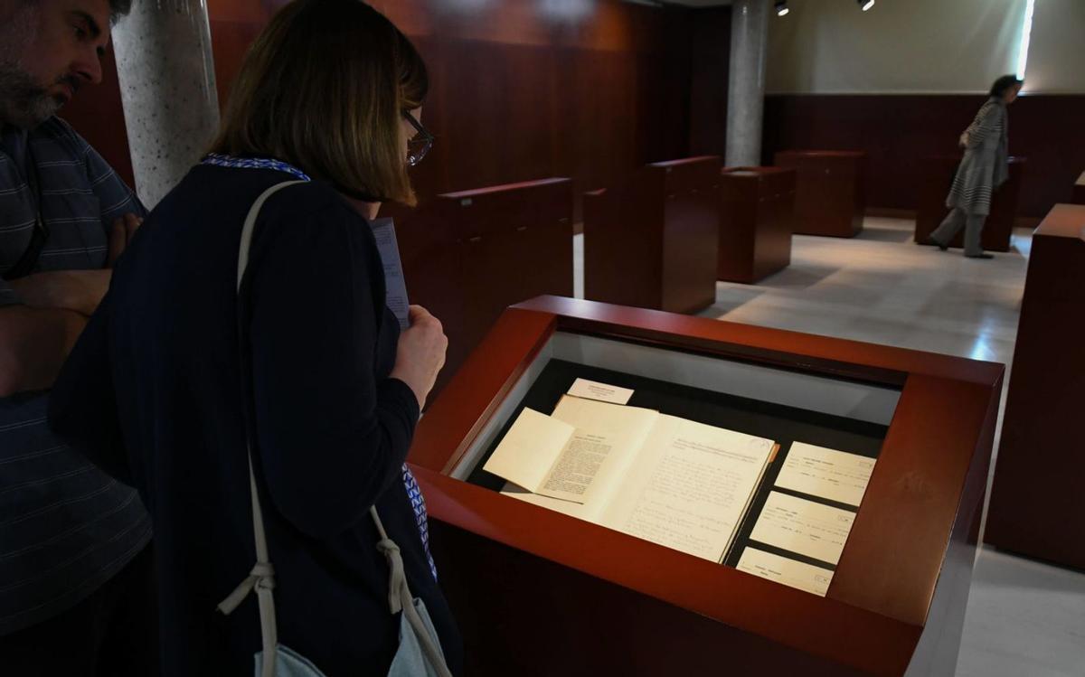 Una mujer observa la documentación de Aceña Cultural exhibida en la muestra «El Archivo vive». | M. A. Lorenzo